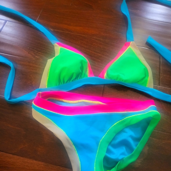 2 piece bathing suit.Pink blue and green. Size 6 - Picture 1 of 7